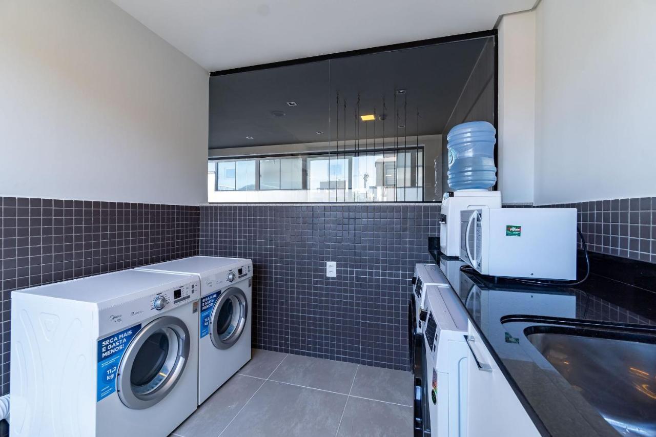 Aion Suites: Luxe Loft with Rooftop Pool Near Beach Bombinhas Exterior photo
